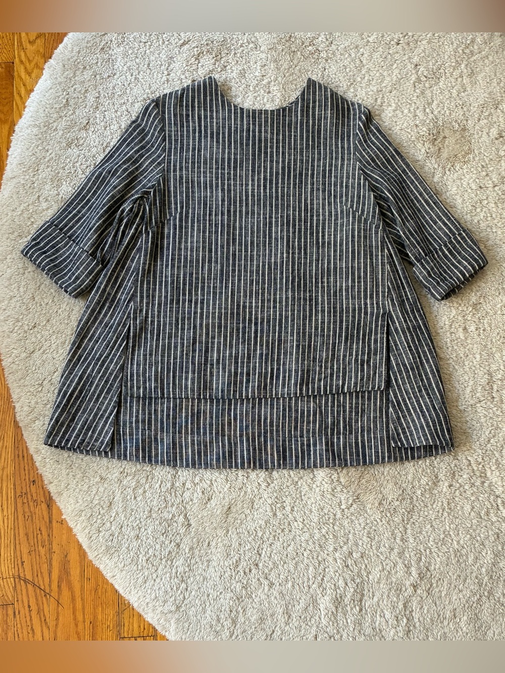 7115 by Szeki square hem gray striped top S